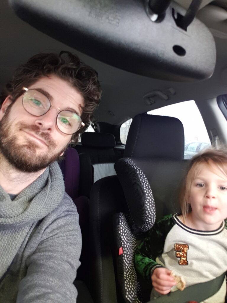 Zwemles kind in de auto