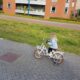 Lauren op haar grote fiets