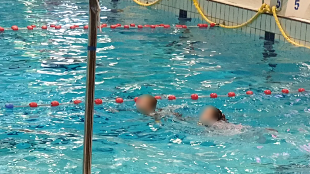 Kinderen op zwemles