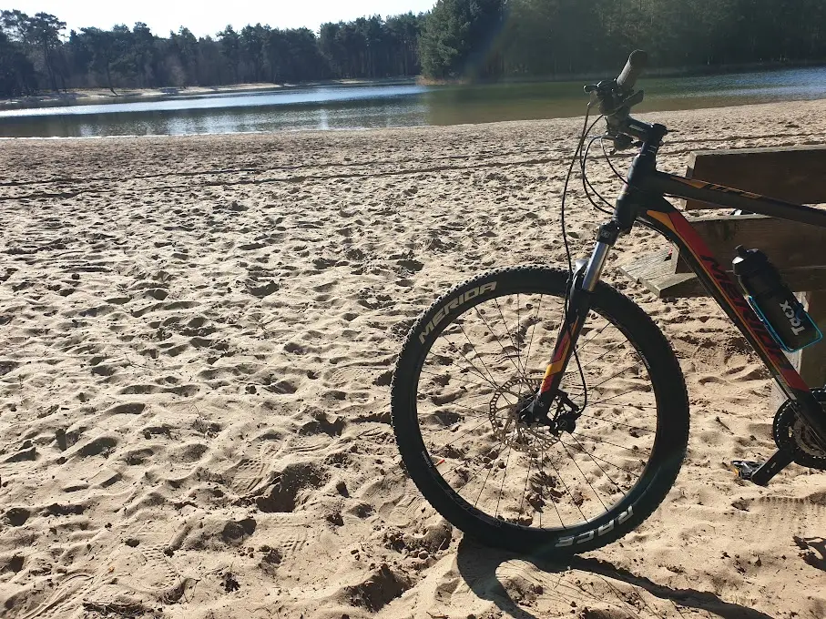 Met de mountainbike de omgeving verkennen.