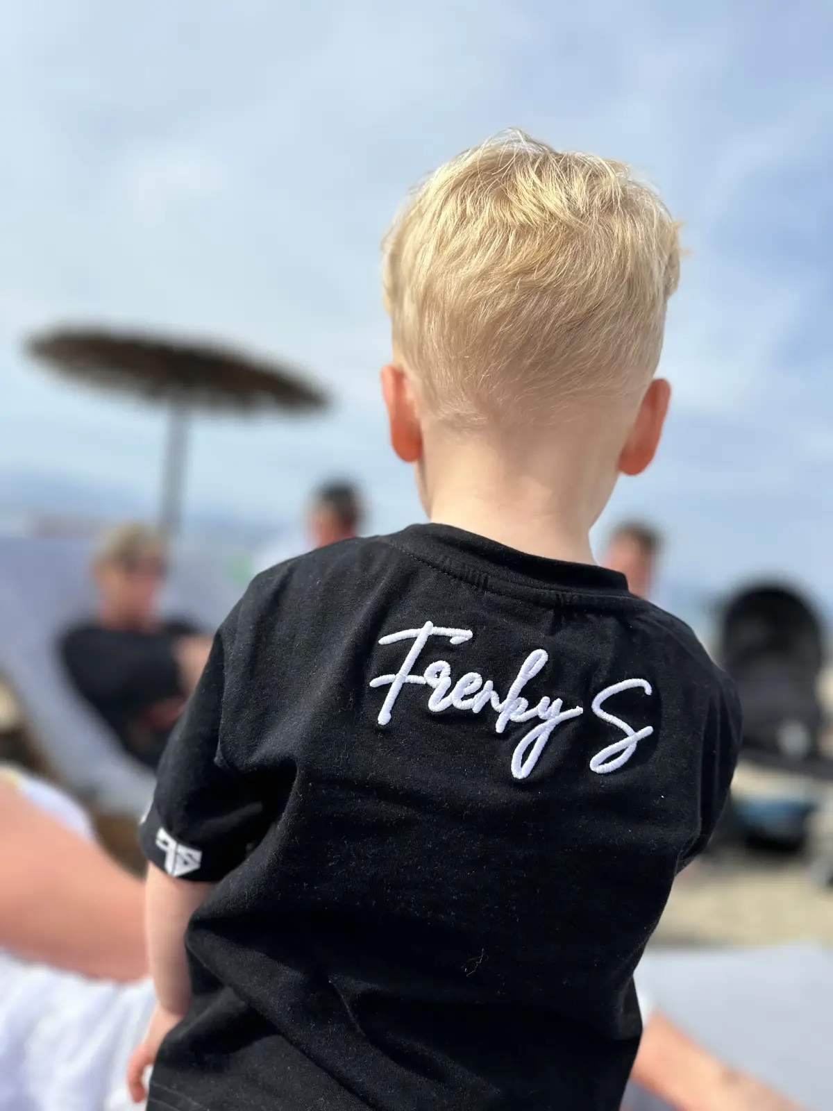 Jongetje draagt een Frenky S t-shirt