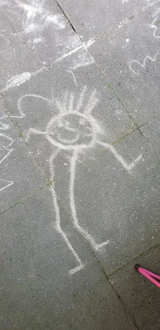 Een krijttekening op de stoep