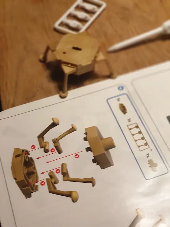 Een stuk van de handleiding van de 3D puzzel van de Saturn raket