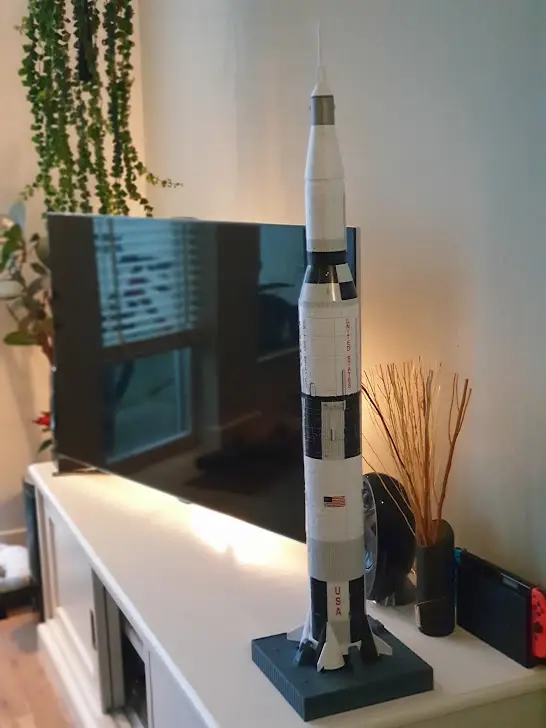 De 3D puzzel van de Saturn raket als hij af is.