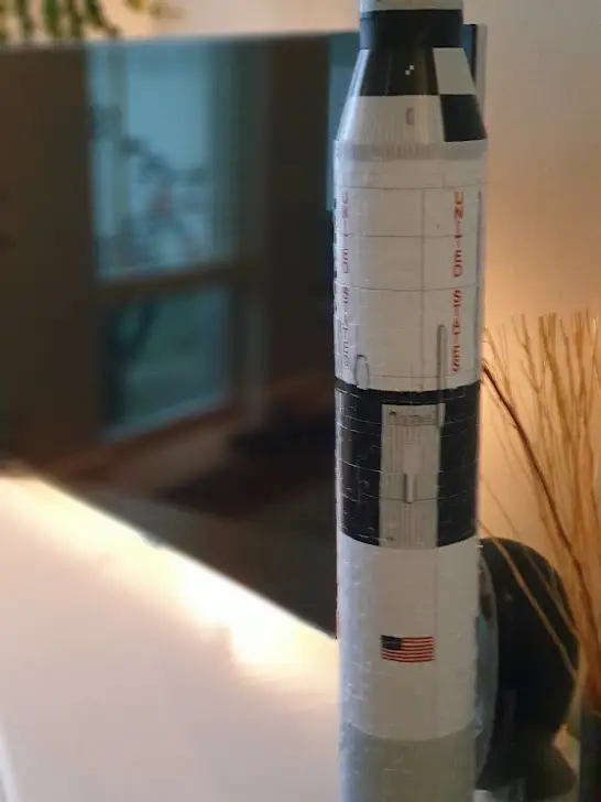 Een close up van de 3D puzzel van de Saturn raket