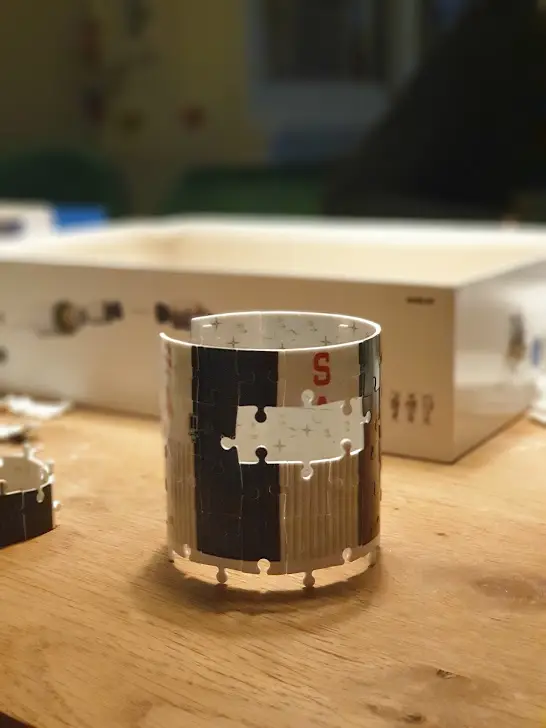 Een stukje van de 3D puzzel van de Saturn raket