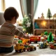Jongen speelt met autootjes in een kamer
