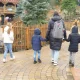 Moeder en kinderen lopen in een park