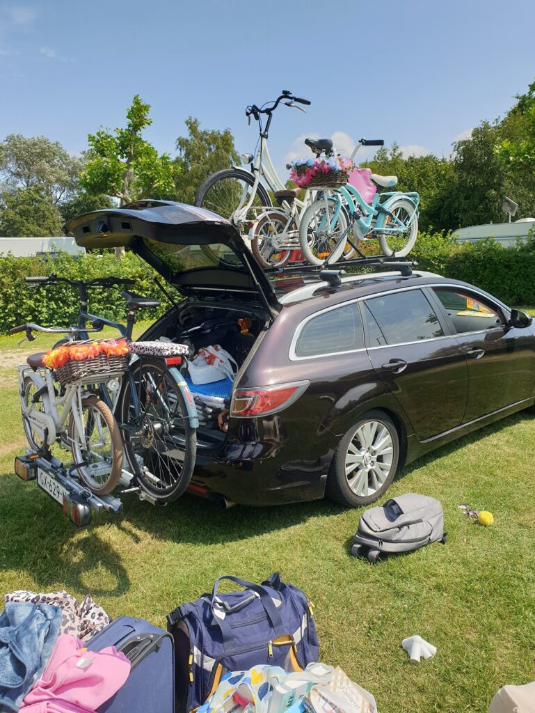 De auto naar de camping