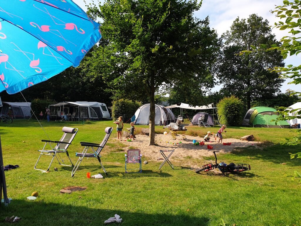 Op de camping bij een speeltuintje