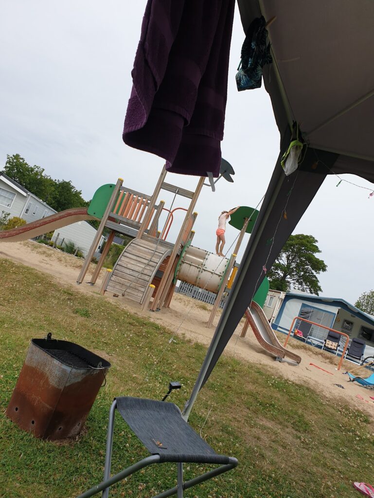 Op de camping bij een speeltuintje