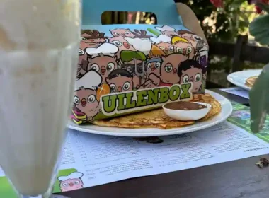 De uilenbox van het Uilenbox, en een milkshake op de voorgrond.