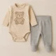 Een setje babykleding